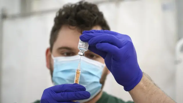 İngiltere'de günlük ortalama 400 bine yakın kişiye Covid-19 aşısı yapılıyor.