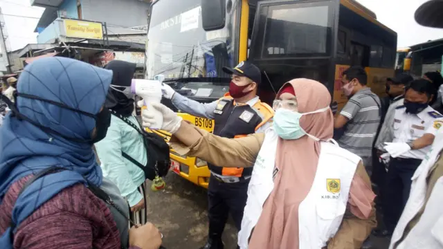 covid-19, pasar, virus corona, jakarta, psbb, krl