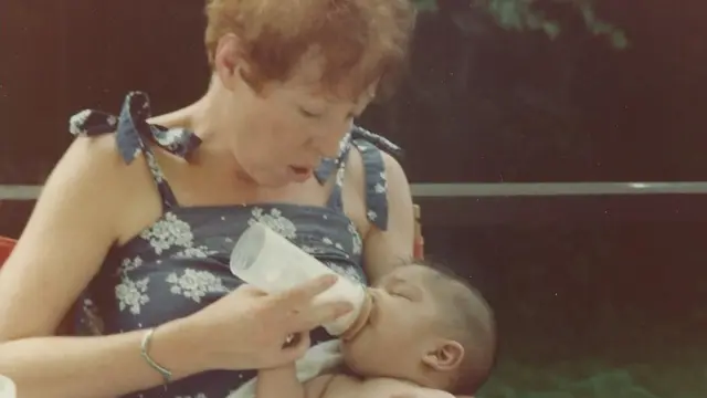 Liam e a mãe adotiva. Ele nunca conheceucoritiba ceara palpitefamília biológica, nunca teve qualquer conexão com o Brasil e nem aprendeu a falar português