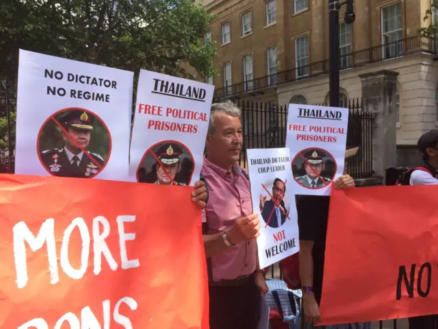 ใจ อึ๊งภากรณ์ ชูป้ายประท้วง