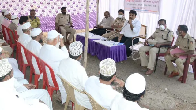 ज़िला प्रशासन विभिन्न समुदाय के नेताओं के साथ मुलाक़ात कर रहा है