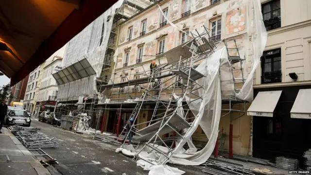 નુકસાન પામેલી ઇમારતની કર્મચારીઓનું મૂલ્યાંકન.