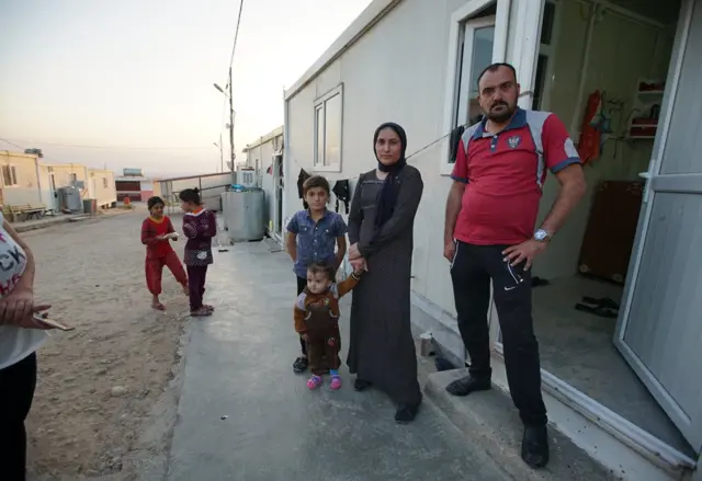 Раян с матерью, отцом и братом в лагере езидов
