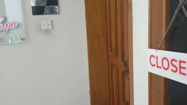 কয়েকটি ম্যাসাজ ও স্পা সেবাকেন্দ্র বন্ধ পাওয়া যায়।