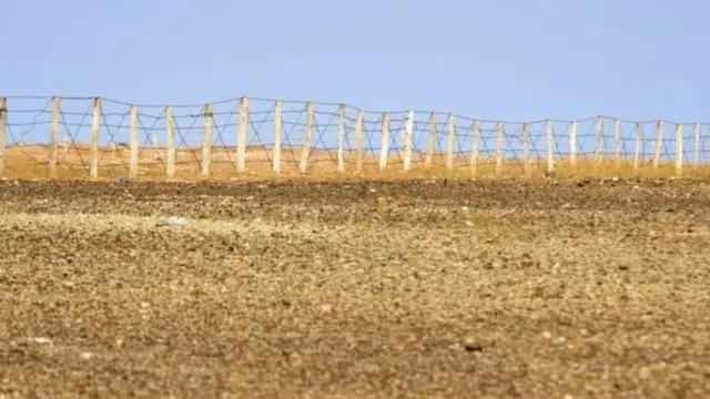 السياج المغربي في منطقة الكركرات التي فجرت أزمة حادة بين المغرب والبوليساريو