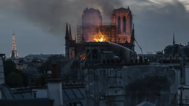 Нотр-Дам пожар