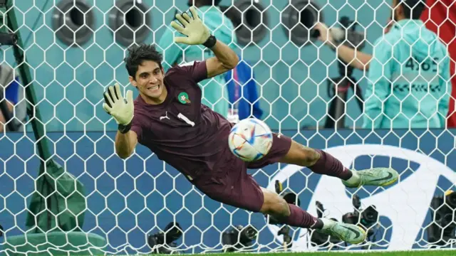 Yassine Bounou defende o terceiro pênalti durante a partida das oitavascuphead jogo grátisfinal da Copa do Mundo da FIFA Catar 2022 entre Marrocos e Espanha