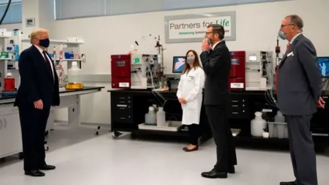 একটি ল্যাব পরিদর্শন করছেন প্রেসিডেন্ট ট্রাম্প।