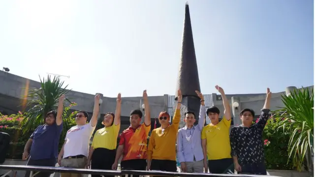 ผู้ต้องหามาตรา 112 ชูสามนิ้ว