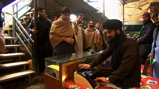 'به رغم این سردی روابط، جالب اینجاست که هنوز در بسیاری مناطق شرقی افغانستان کالای پاکستانی به کلدار پاکستانی معامله می‌شود'