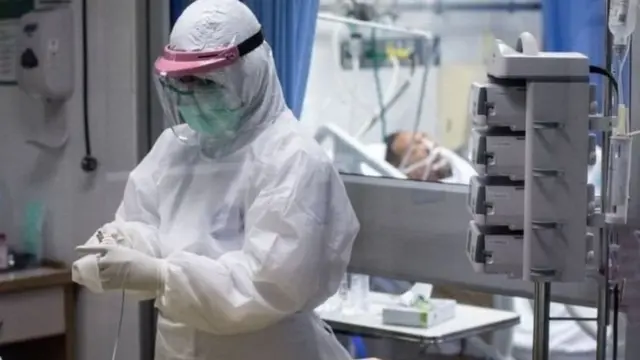 พยาบาลดูแลผู้ป่วยโควิดอาการหนักในห้องไอซียูของ รพ. แห่งหนึ่งในกรุงเทพฯ