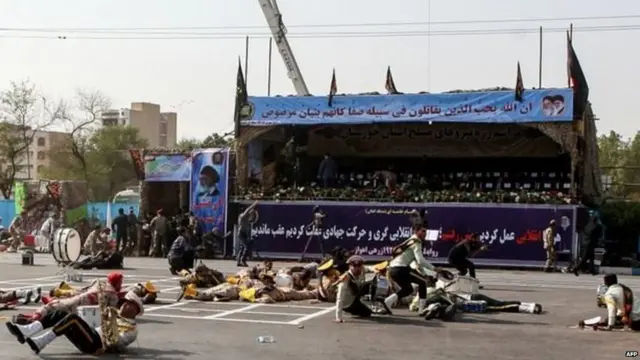 ईरान में अहवाज़ में आयोजित एक सैन्य परेड पर हमला हुआ था