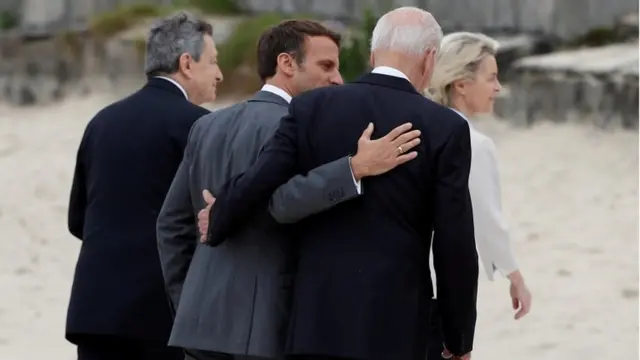 बाइडन और मैक्रों