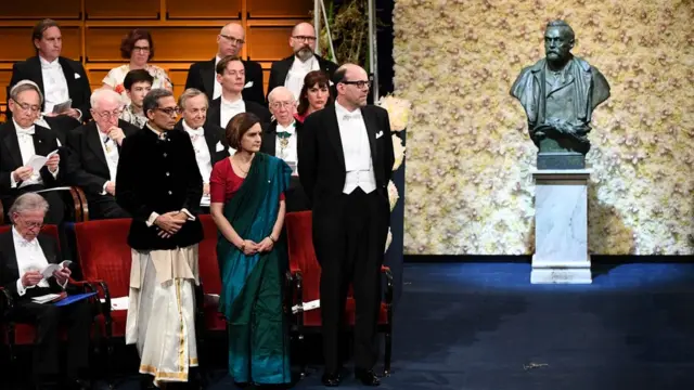 সামনের সারিতে অর্থনীতিতে নোবেল বিজয়ী মাইকেল ক্রেমার (ডানে) ,এসথার ডুফলো ও অভিজিৎ ব্যানার্জি