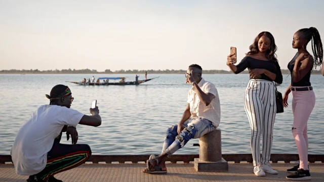 Les Maliens se prennent en photo sur les rives du fleuve Niger à Ségou, Sénégal - samedi 8 février 2020