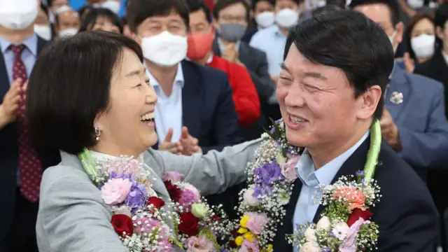 1일 환호하는 안철수 국민의힘 성남 분당갑 후보 내외