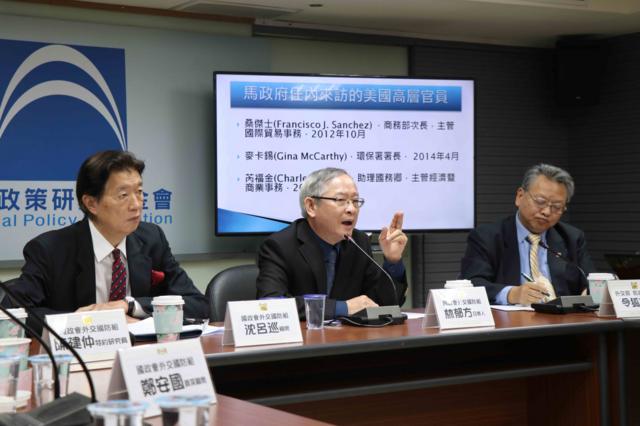 前国民党立委，中美关系学者林郁方（中）与前驻美大使沈吕巡（左）表示，签署固然欢迎，但台湾要避免沦为两国筹码。