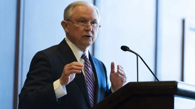 جف سشنز، پیشتر از کتاب مقدس برای توجیه اعمال سیاست های مهاجرتی مثال آورده بود