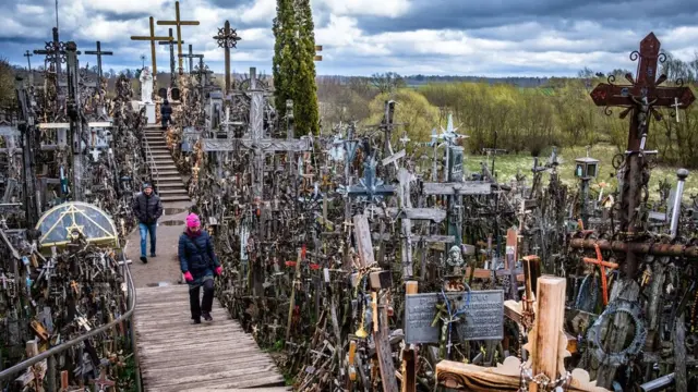 立陶宛希奥利艾十字架山一景（资料图片）