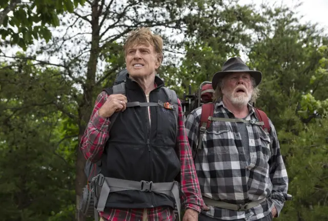 Роберт Редфорд и Ник Нолти у филму Шетња по шуми из 2015