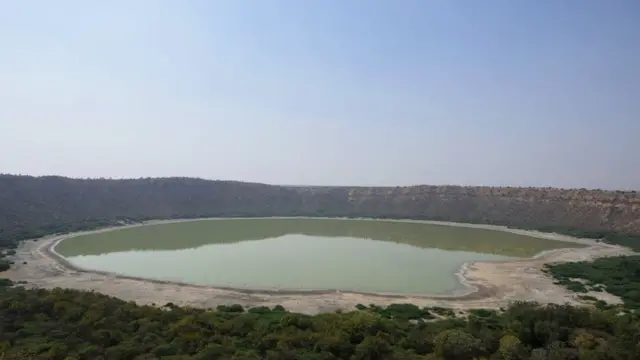 Vista panorâmica da crateraaplicativo de apostas copa do mundoLonar e seu lago salino no estadoaplicativo de apostas copa do mundoMaharashtra na Índia