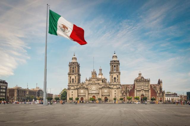 El Palacio Nacional y la Catedral Metropolitana (en la imagen, en el fondo) rodean la Plaza de la Constitución de Ciudad de México.