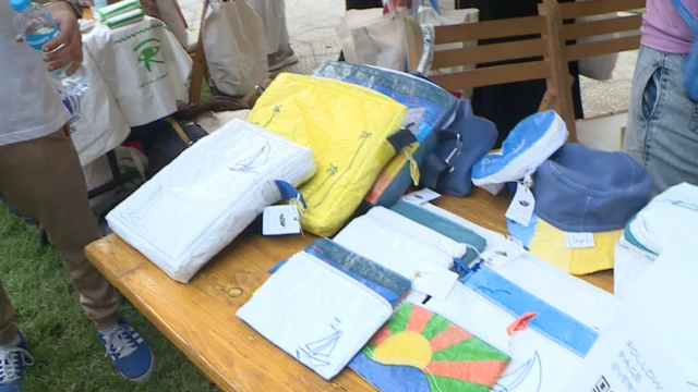 تحويل مخلفات البلاستيك إلى قطع فنية جميلة