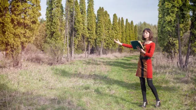 కవిత్వం లేదా పాట పాడుతున్న యువతి