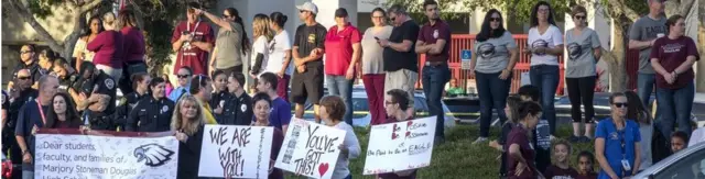 Carteles de apoyo a los estudiantes de la escuela de Parkland.