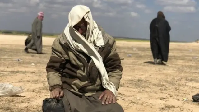 Pendukung ISIS pria yang lari dari Baghuz dipisahkan dari perempuan yang banyak ditempatkan di kamp pengungsian.