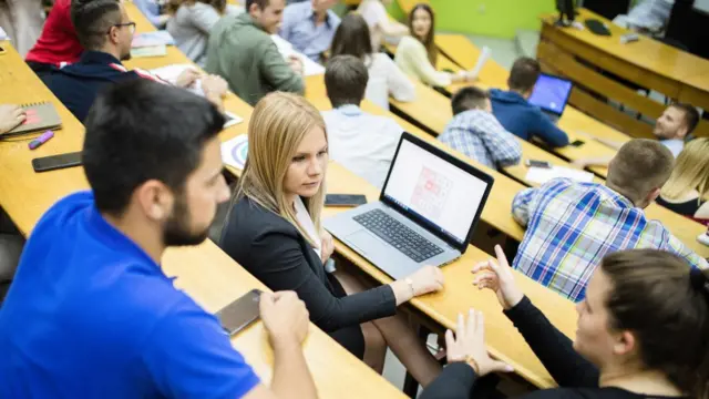 Menulis dengan tangan