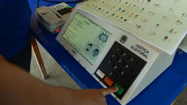 Tribunal Regional Eleitoral faz demonstrações da urna biométrica no fim de semana no Distrito Federal, para familiarizar o eleitor com a urna eletrônica