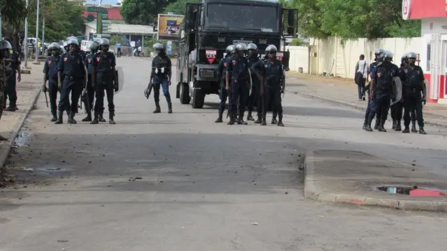 La police a barré la route aux femmes