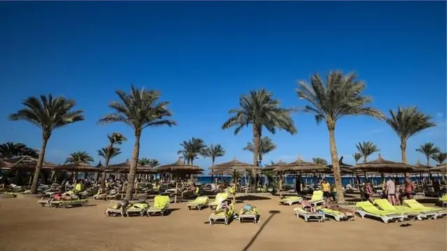 عرضت الشركة على زبائنها الآخرين نقلهم إلى فنادق بديلة أو رحلات جوية لإعادتهم إلى بلادهم.