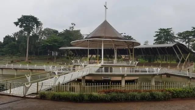 Eneo la hili la Namugongo ndipo panafanyika ibaada na kwa chini kuna maji yanayoaminiwa kuwa ni matakatifu
