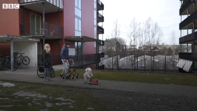 David berjalan dengan istri dan anak perempuannya.