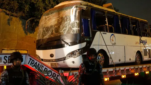 انفجار یک بمب دست‌ساز در روز جمعه (۷ دی/ ۸ دسامبر) در نزدیکی اهرام مصر، به کشته و زخمی شدن تعدادی از سرنشینان یک اتوبوس توریستی انجامید
