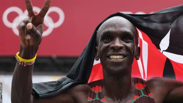Eliud Kipchogeen maaraatoonii Oloompikii Tookoyootiin kan lammaaffaa bahee sekondii 80n dursuun mo'ate