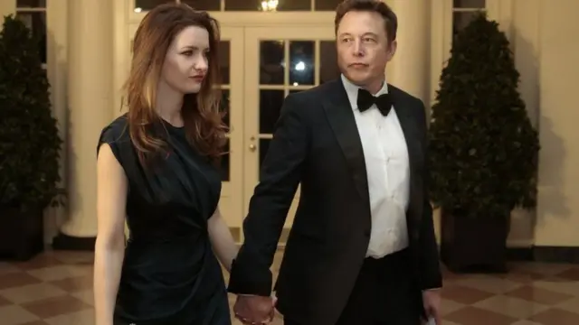 टुलाह रायली आणि इलॉन मस्क