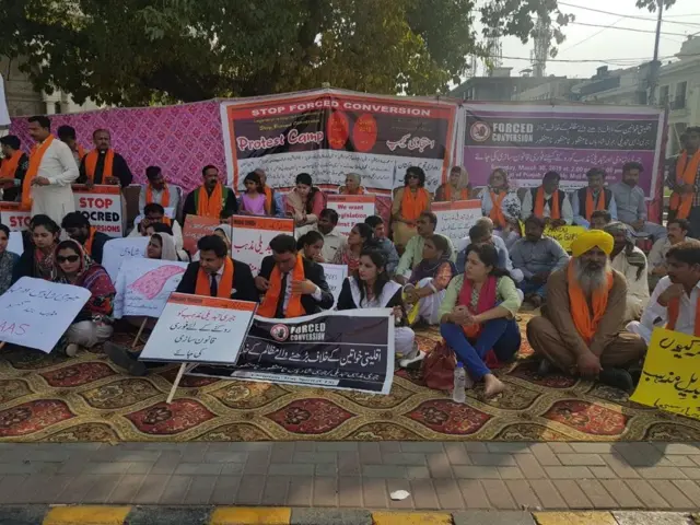 ਲਾਹੌਰ ਵਿੱਚ ਪੰਜਾਬ ਅਸੈਂਬਲੀ ਸਾਹਮਣੇ ਹਿੰਦੂ ਕੁੜੀਆਂ ਦੇ ਧਰਮ ਬਦਲ ਕੇ ਵਿਆਹ ਕਰਨ ਖ਼ਿਲਾਫ ਮੁਜਾਹਰਾ.