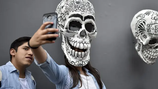 సెల్ఫీ తీసుకుంటున్న యువతి