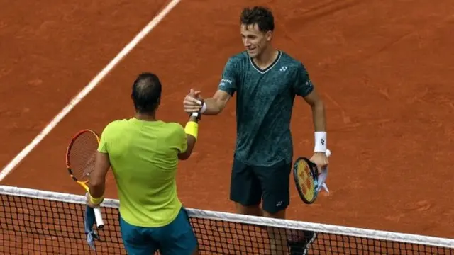 Casper Ruud saluda a Rafael Nadal