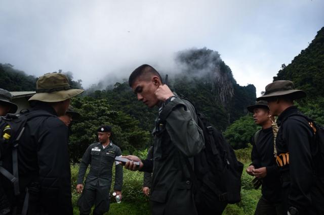 Soldados e policiais ao pé da montanha na Tailândia onde meninos foram resgatados