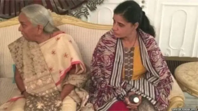 कुलभूषण यांच्या आई आणि पत्नी