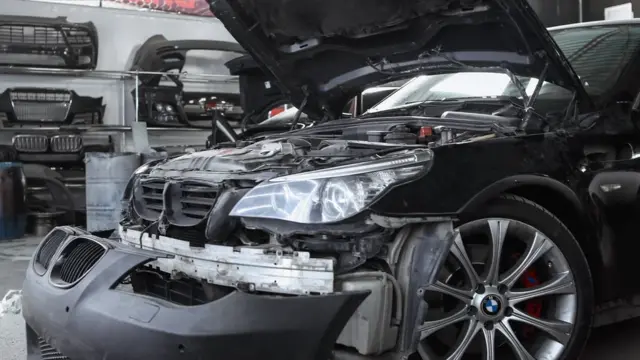 Müştərilər əsasən maşının diskini və rəngini dəyişdirmək, spoyler əlavə etmək kimi sifarişlər verirlər. Quru təmizləmə və ya laklama da digər məşhur kosmetik işlərdəndir