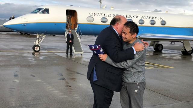 Сиюэ Вана встречает посол США в Швейцарии Эдвард МакМаллен