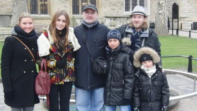 Collins ao lado de seus cinco filhos, em Londres
