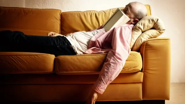 Un sillón muy cómodo no ayuda a la concentración en la lectura.