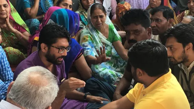 પરિવાર સાથે વાચ કરતાં જિગ્નેશ મેવાણી અને હાર્દિક પટેલ