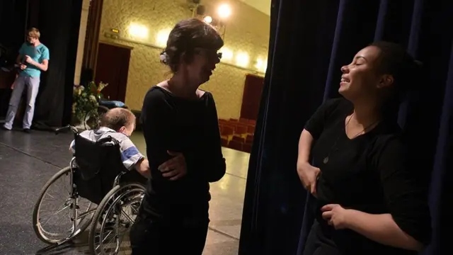 за кулисами